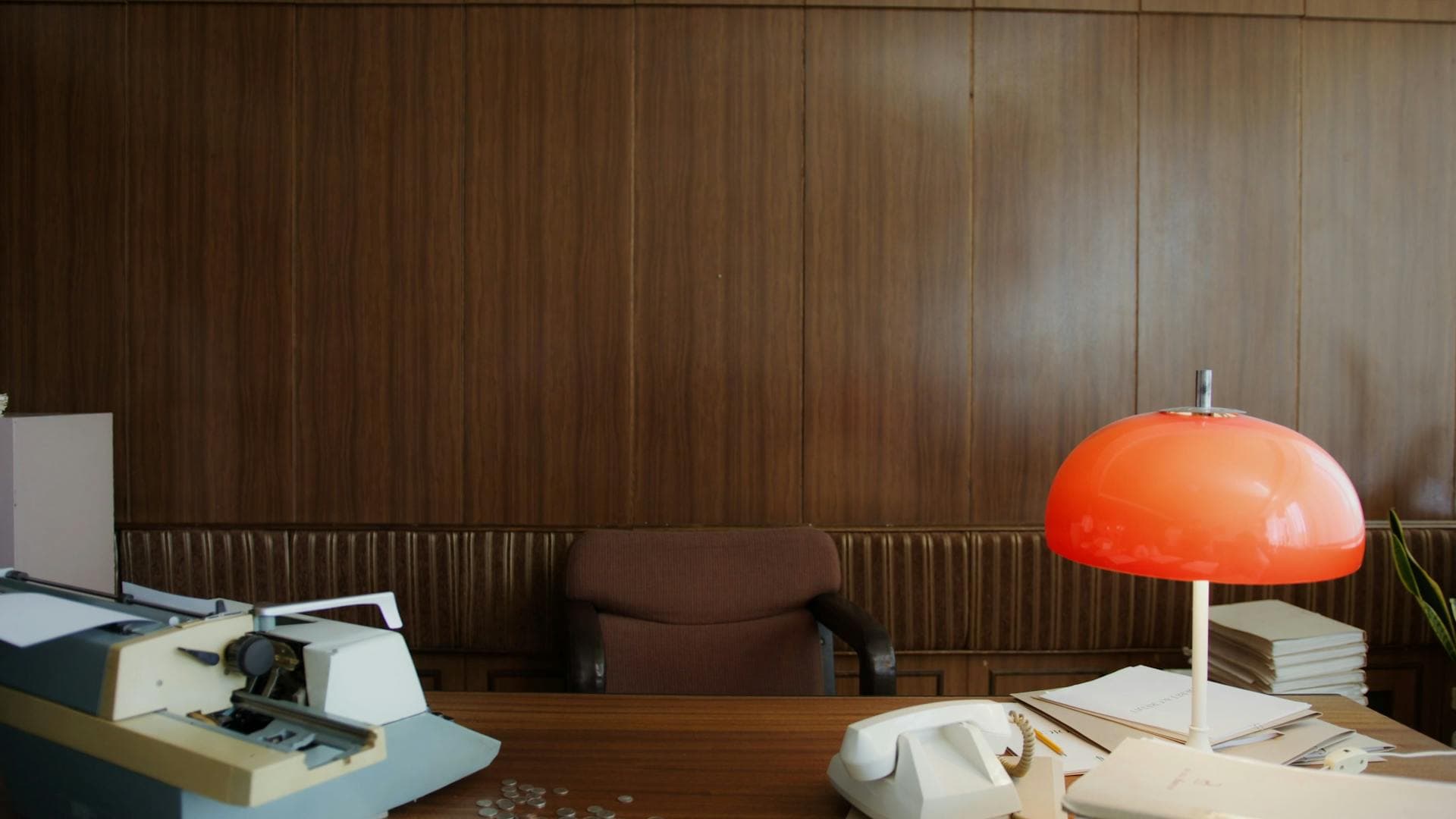 Clausa — Vintage Office mit Schreibmaschine und oranger Lampe
